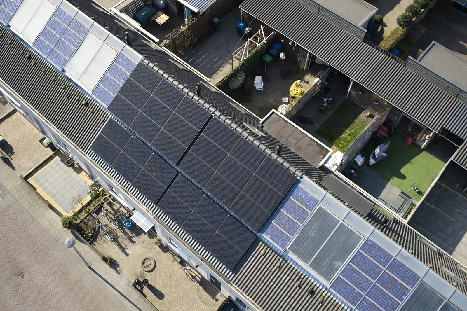 Harderwijk-dakpannen-en-indaksysteem-zonnepanelen-bovenaanzicht-schuin